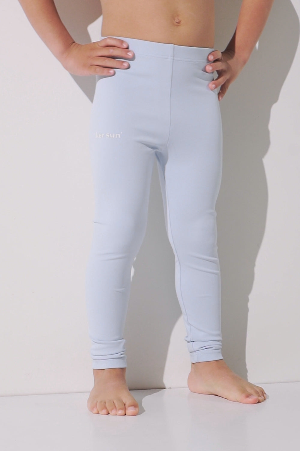 Legging de bain anti-UV bleu clair pour enfant, léger et respirant, UPF 50+ pour protection solaire à la plage.