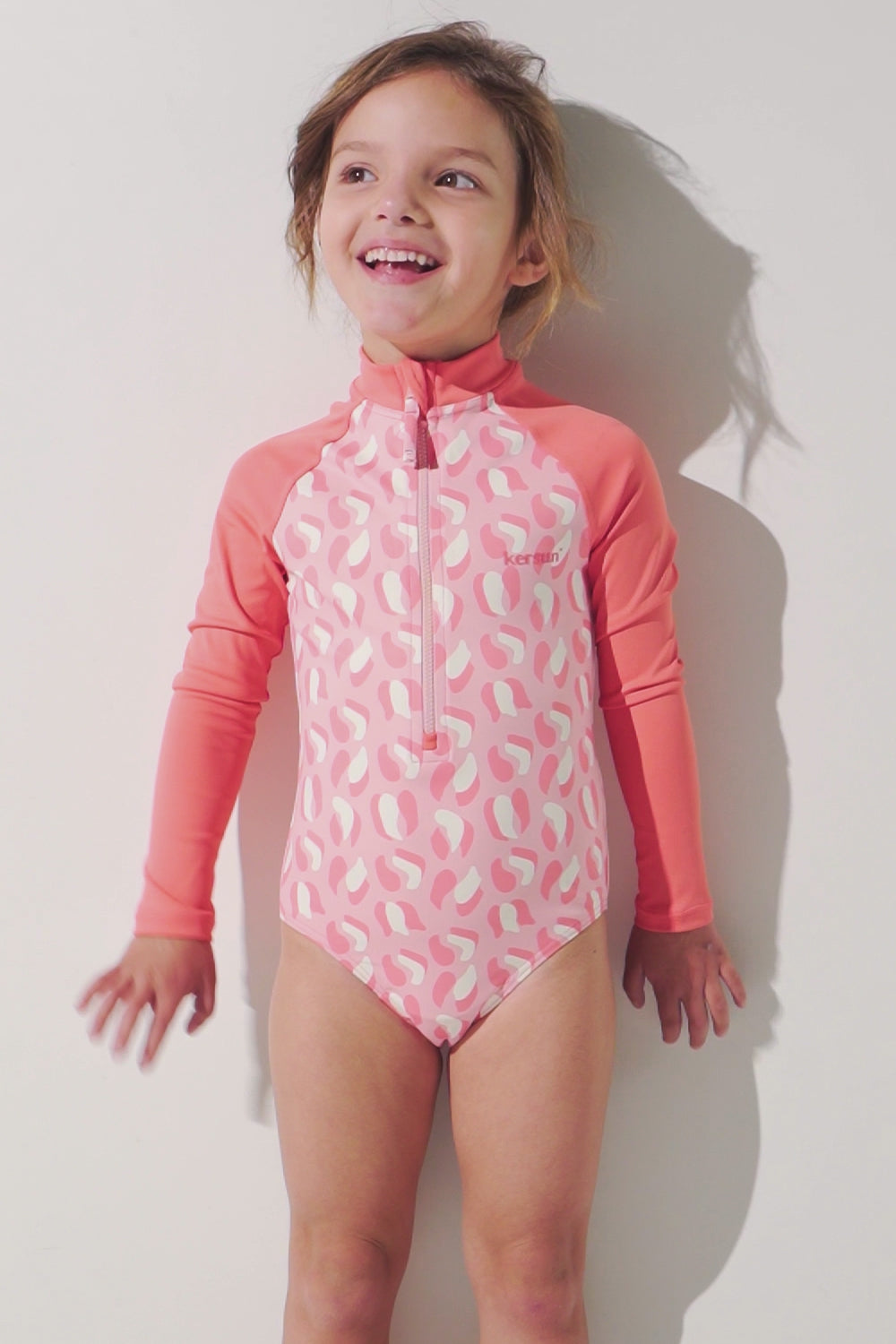 Maillot de bain anti-UV manches longues - Flores pour fille, rose, avec protection solaire UPF 50+, idéal pour les activités aquatiques.