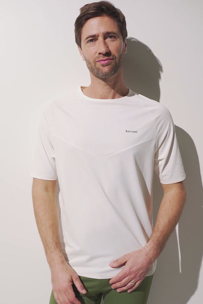 T-shirt anti-UV blanc UPF 50+ pour homme, léger et confortable pour activités sportives en extérieur.