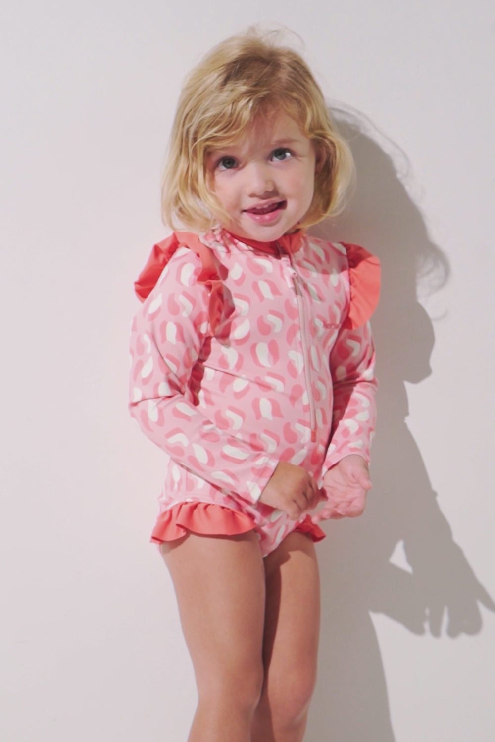 Maillot de bain anti-UV manches longues - Flores pour enfant, rose à motifs, UPF 50+, idéal pour jouer au soleil.
