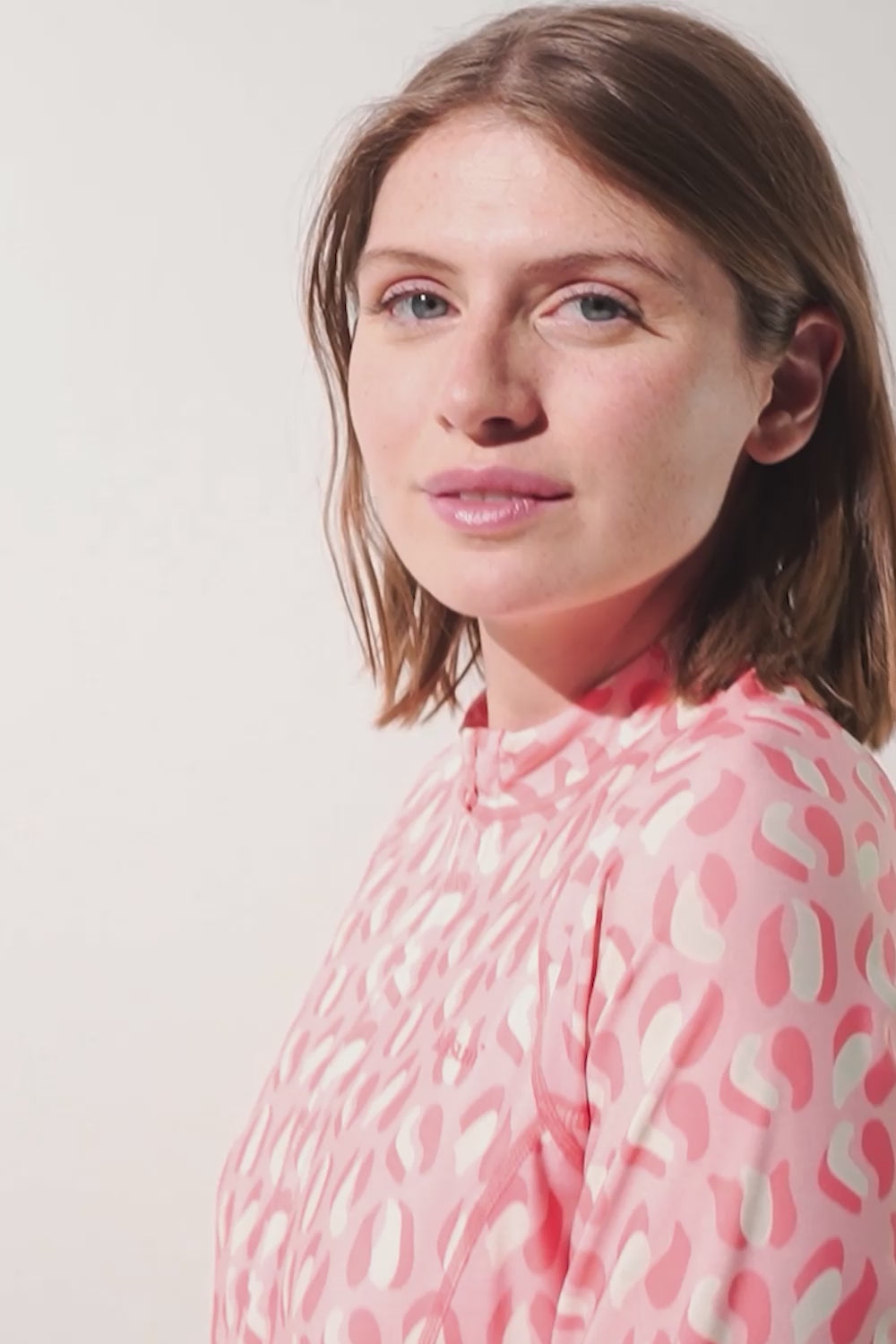 Carica il video: Abbigliamento anti-UV donna con indice UPF50+ per un'alta protezione solare