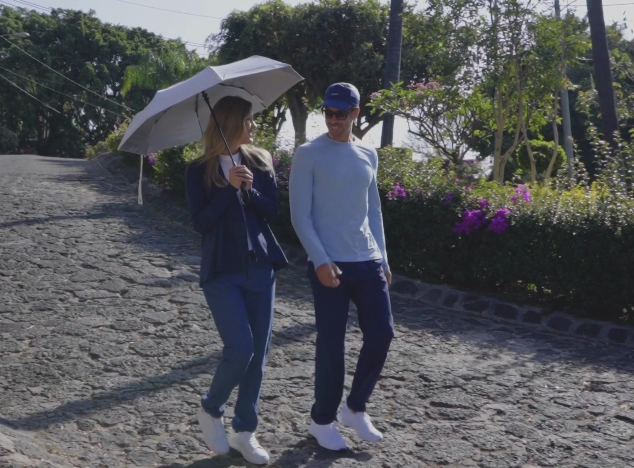 Carica il video: Ker Sun, spécialiste des vêtements anti-UV femme, homme et enfant