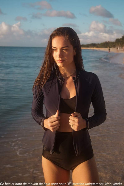 Veste de bain anti-UV noire UPF 50+ pour femme, idéale pour la plage et la protection solaire.
