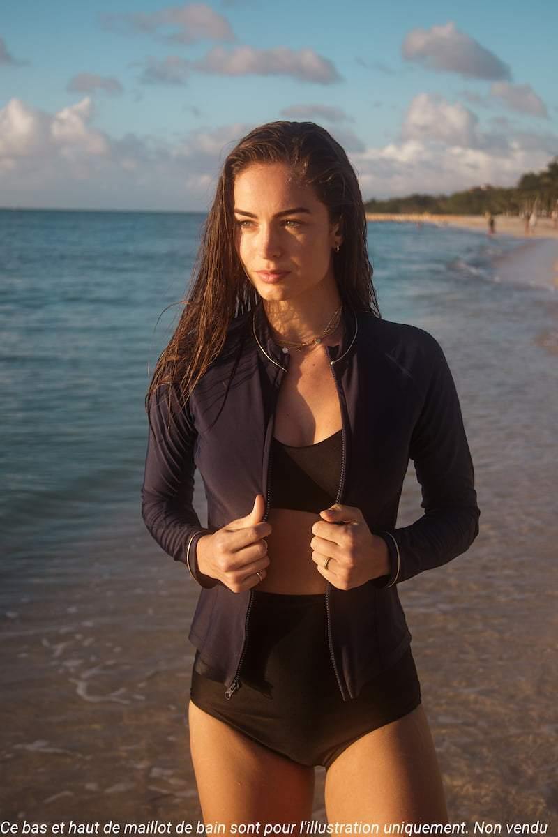 Veste de bain anti-UV noire UPF 50+ pour femme, idéale pour la plage et la protection solaire.